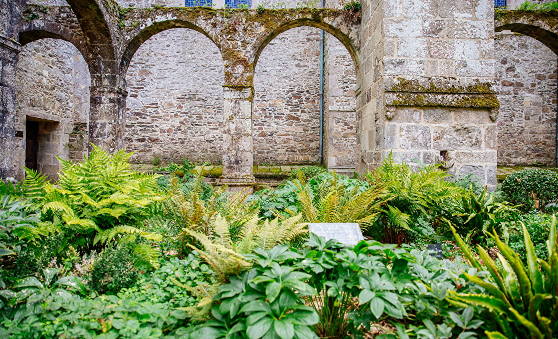 cloister garden of Léhon Abbey